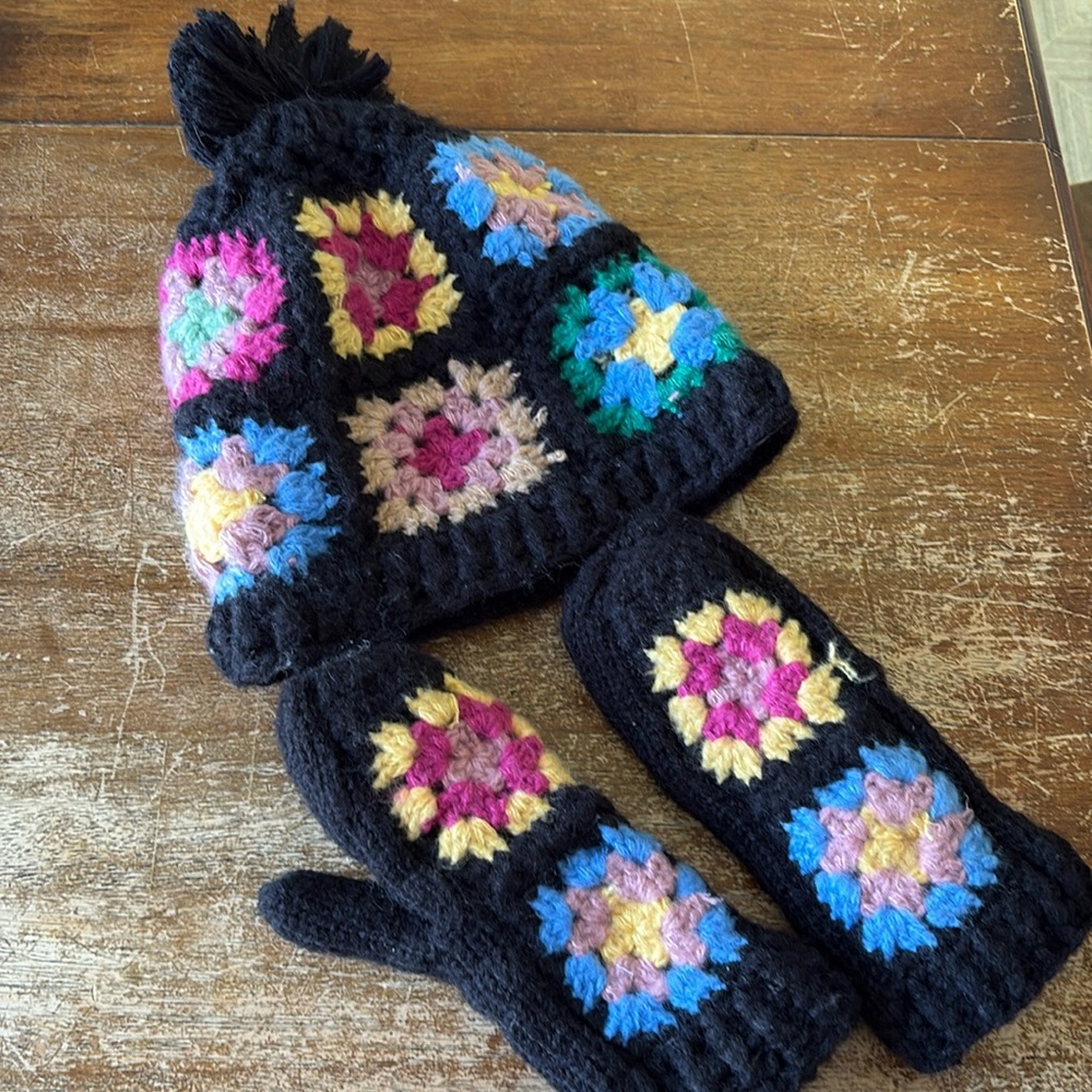 WILD FABLE Hat & Mitten Set, granny square pattern, NWOT